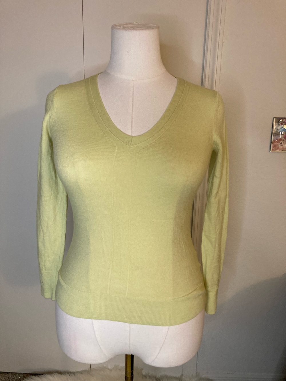 Banana Republic merino wool Women's V-Neck Sweater in Pale Lime